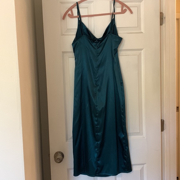 Emerald satin style dress - Picture 3 of 4